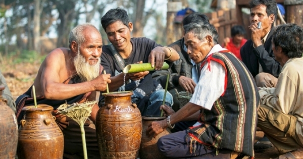 Rượu cần Tây Nguyên - Lối sinh hoạt độc đáo của con người phố núi