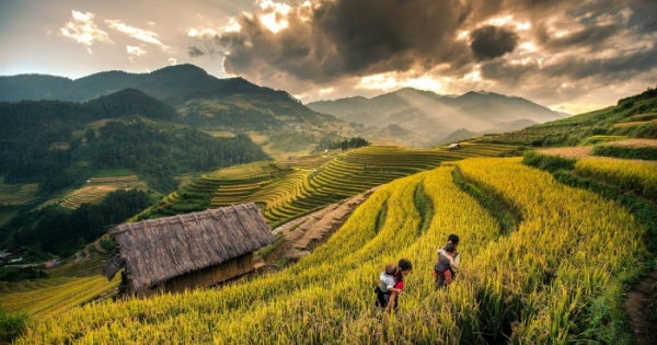 Bản Ý Linh Hồ - vẻ đẹp hoang sơ hút hồn mọi du khách