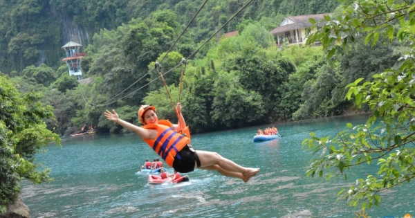 Đắm mình trong tuyệt tác thiên nhiên Sông Chày - Hang Tối