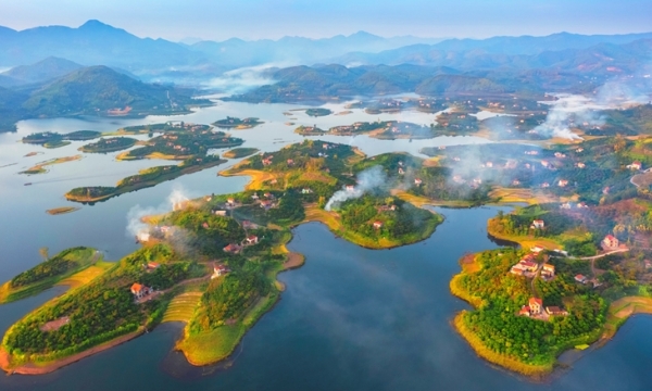 Vẻ đẹp đầy mê hoặc của hồ Cấm Sơn ở Bắc Giang
