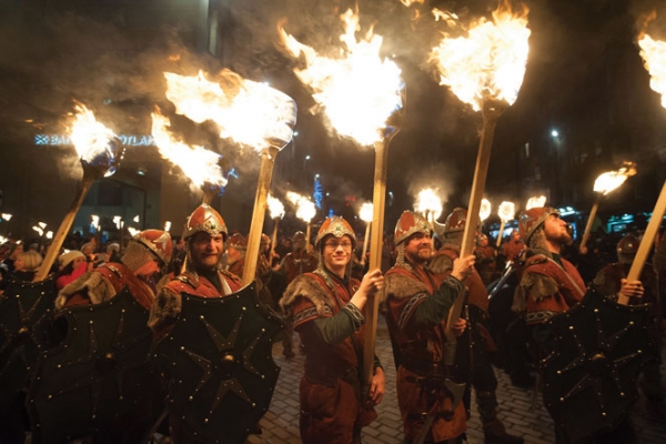 Sôi động lễ hội cầu lửa Hogmanay đón năm mới ở Scotland
