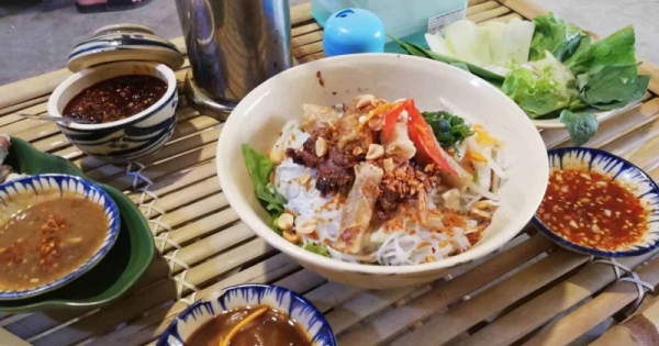 Mê mẩn với những quán bún mắm nêm nổi tiếng xứ Huế