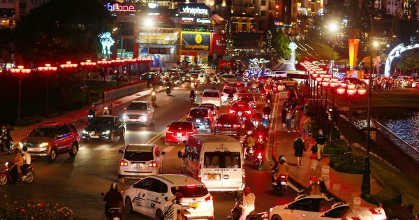 Du khách đổ về Đà Lạt ngùn ngụt