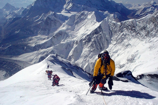 Những nguy hiểm trên hành trình leo lên đỉnh Everest