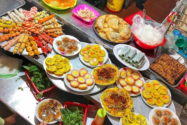 Lập team ‘càn quét’ ẩm thực chợ Cát Bi, Hải Phòng